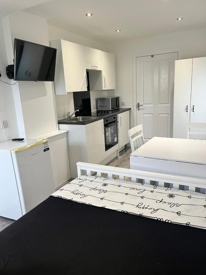 Modern Comfy One Bed Apartment - Free Parking Glasgow Buitenkant foto